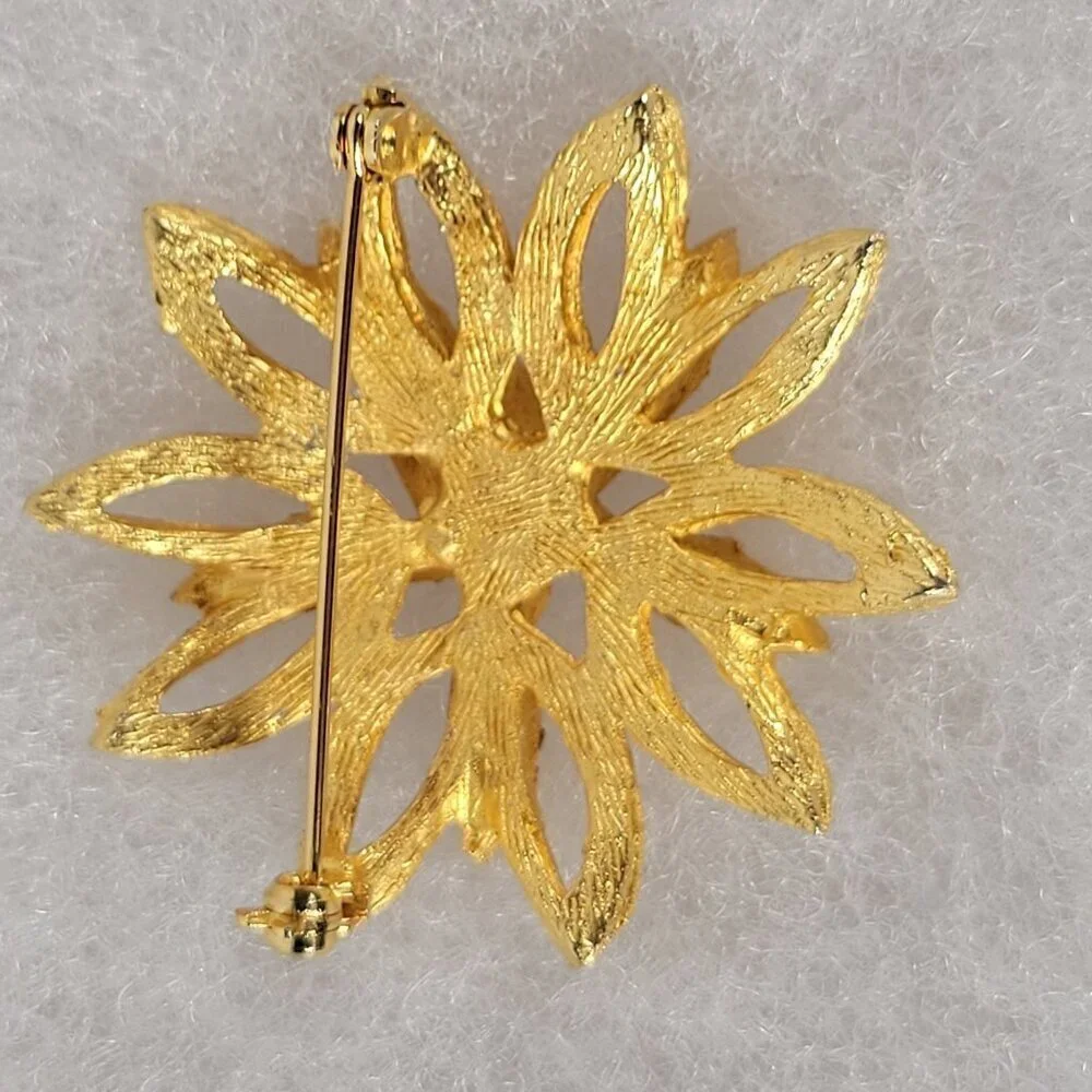 Vintage Classic Elegant Grannycore Mobwife Gold-Tone Faux Pearl Flower Brooch